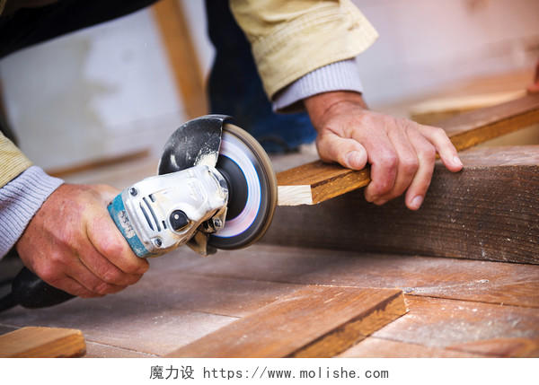 木匠正在打磨木板